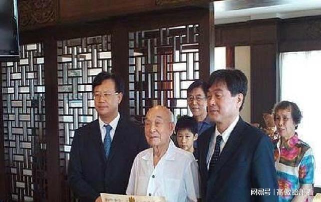 八月：奥色治郡